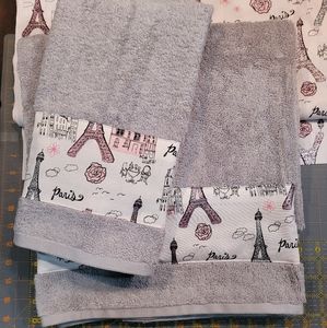 Paris Eiffel Tower Towel Set. Gray with Paris border